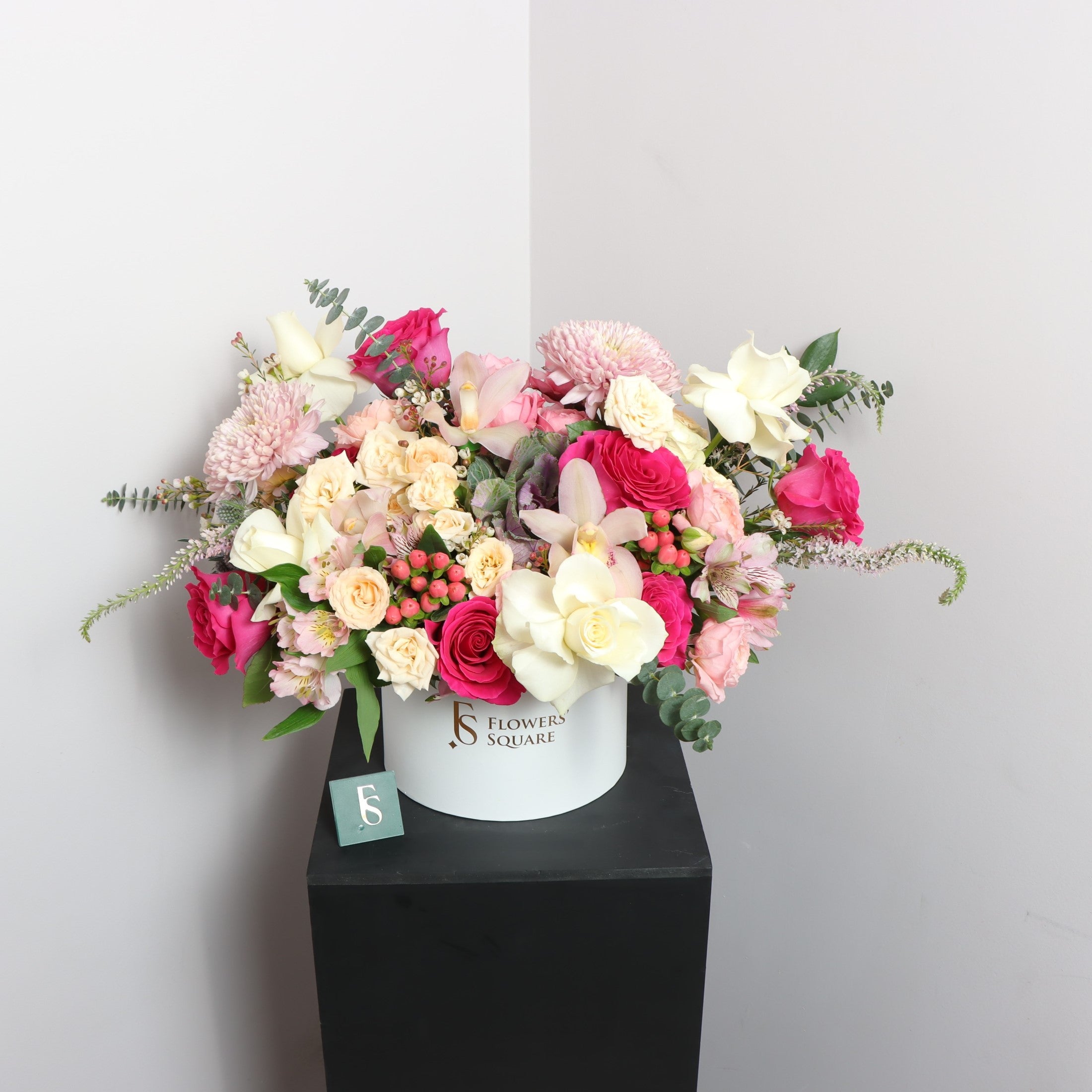 Valentine Flower BoxFlowersSame-day delivery Discover the perfect way to express your love this Valentine's Day with our Valentine Flower Box. This elegantly designed box is filled with beautiful, fresh flowers that are sure to make a statement. Handcraft