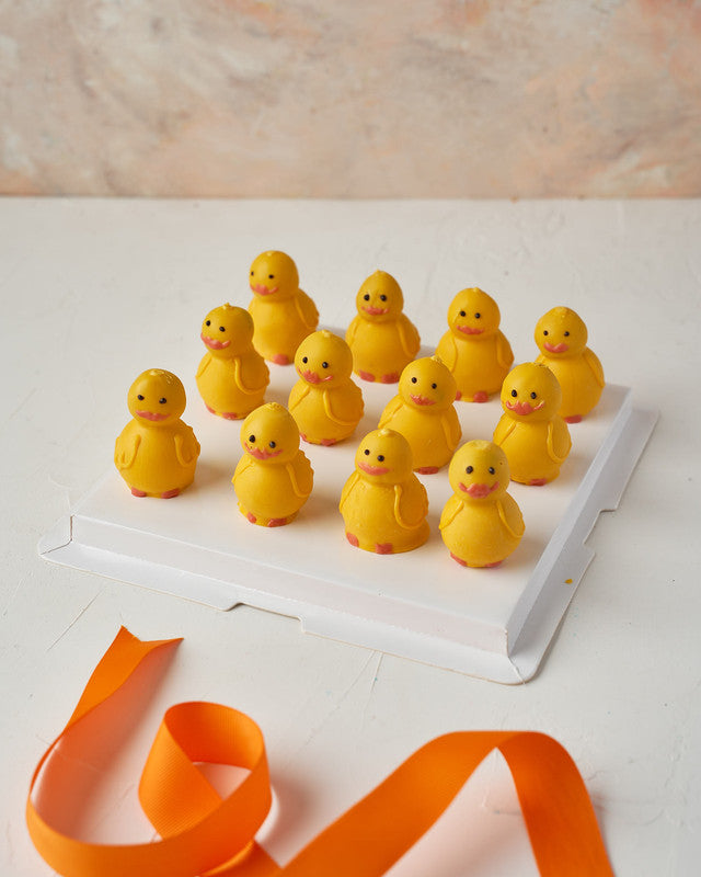 Spring Chick Cake popsChocolate & ConfectioneryYour Gift Contains: • 12 cake pops designed as chicks • flavor: Red Velvet, Vanilla and Brownie • Box Size: 23x23x15 cm Handling and Storage • Keep away from direct heat and sunlight • Best stored between 8-1