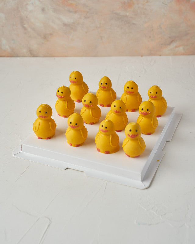 Spring Chick Cake popsChocolate & ConfectioneryYour Gift Contains: • 12 cake pops designed as chicks • flavor: Red Velvet, Vanilla and Brownie • Box Size: 23x23x15 cm Handling and Storage • Keep away from direct heat and sunlight • Best stored between 8-1