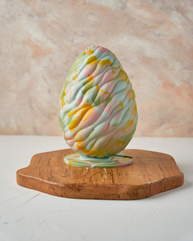 Blue Marble Effect Easter EggChocolate & ConfectioneryYour Gift Contains: • Milk and Color chocolate marble effect chocolate egg • Fillings: Pretzels, Mini marshmallows, drageè • Egg Size: 12.5×12.5x 20cm • Box Size: 13x13x22cm Handling and Storage • Keep