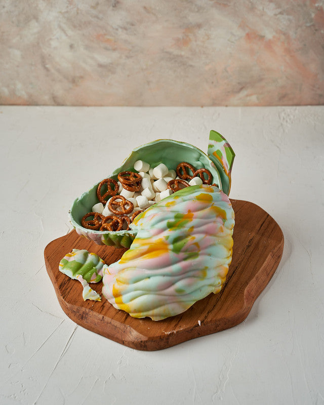 Blue Marble Effect Easter EggChocolate & ConfectioneryYour Gift Contains: • Milk and Color chocolate marble effect chocolate egg • Fillings: Pretzels, Mini marshmallows, drageè • Egg Size: 12.5×12.5x 20cm • Box Size: 13x13x22cm Handling and Storage • Keep