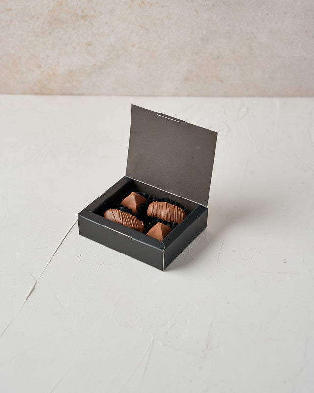 Small Dates and Bonbon BoxChocolate & ConfectioneryYour Gift Contains: • 2 Belgian Milk chocolate covered Majdoul Dates • 2 pieces Milk chocolate • Box Size: LxBxH: 10x8x2.3cm Handling and Storage • Keep away from direct heat and sunlight • Best stored be