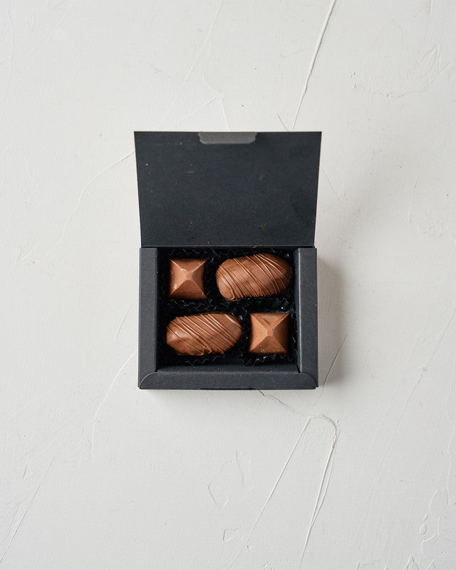 Small Dates and Bonbon BoxChocolate & ConfectioneryYour Gift Contains: • 2 Belgian Milk chocolate covered Majdoul Dates • 2 pieces Milk chocolate • Box Size: LxBxH: 10x8x2.3cm Handling and Storage • Keep away from direct heat and sunlight • Best stored be