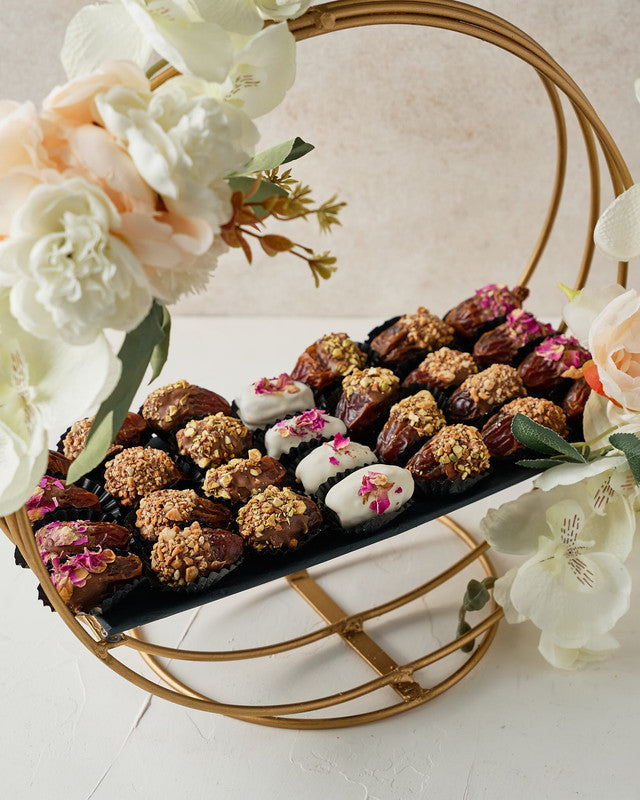 Ramadan Gift by NJDChocolate & ConfectioneryYour Gift Contains:• 4 pieces White chocolate covered Rose flavour majdoul dates• 8 pieces Milk chocolate covered Rose flavour majdoul dates • 8 pieces Milk chocolate and roasted Pistachio covered majdoul dates