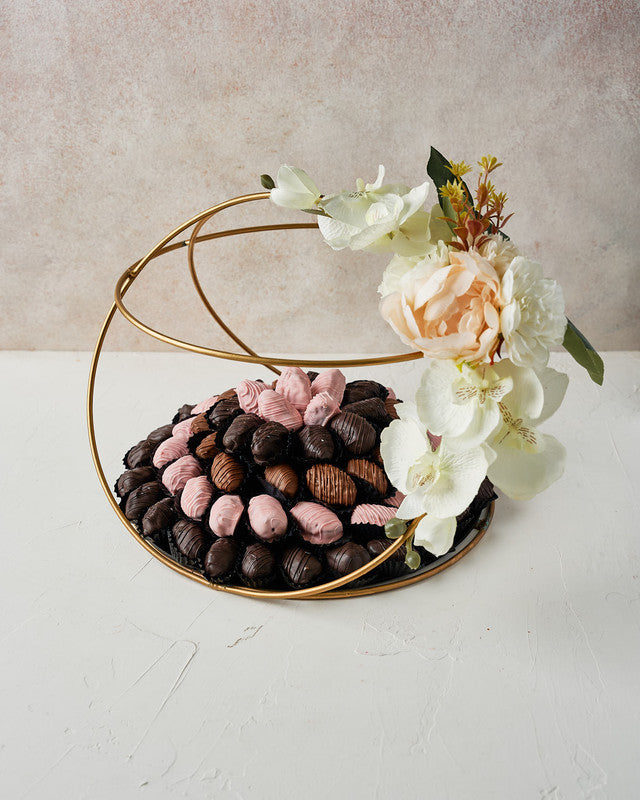 71 Dates Arrangement by NJDChocolate & ConfectioneryYour Gift Contains: • 23 Ruby chocolate covered Majdoul Dates • 35 Dark chocolate covered Majdoul Dates • 13 Milk chocolate covered Majdoul dates • Tray Size: LxBxH: 32x32.5x26.5cm Handling and Storage •