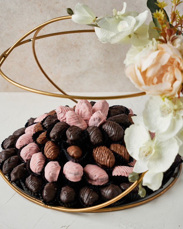 71 Dates Arrangement by NJDChocolate & ConfectioneryYour Gift Contains: • 23 Ruby chocolate covered Majdoul Dates • 35 Dark chocolate covered Majdoul Dates • 13 Milk chocolate covered Majdoul dates • Tray Size: LxBxH: 32x32.5x26.5cm Handling and Storage •