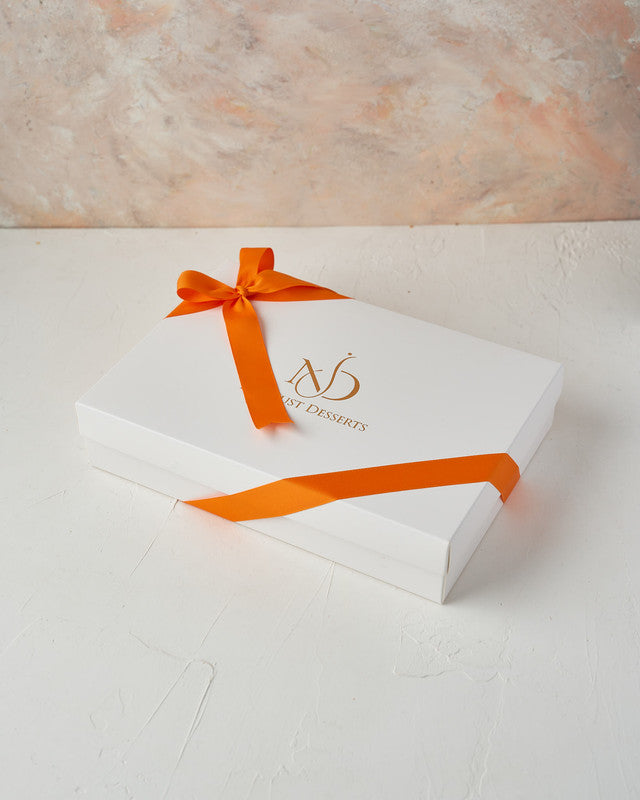 Easter AssortmentChocolate & ConfectioneryYour Gift Contains: • 200 gram multi color Belgian chocolate egg • Chocolate covered Pretzels: 200 grams • Multi color chocolate Oreos: 14 pieces • Box Size: 20.5x28x9cm Handling and Storage • Keep away from direc