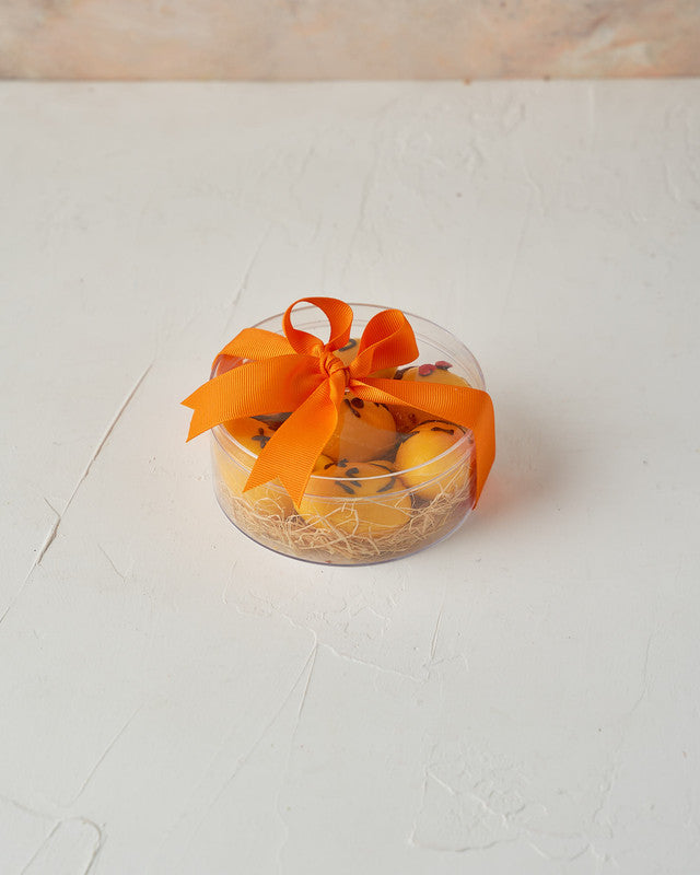 7 Emoji Easter EggsChocolate & ConfectioneryYour Gift Contains: • 7 Yellow chocolate Easter eggs designed as emojis • Weight: 240 grams approx. • Box Size: 7x7x4cm Handling and Storage • Keep away from direct heat and sunlight • Best stored between 8-15 °