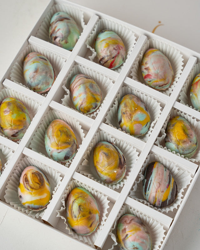 16 Marble Effect Easter EggsChocolate & ConfectioneryYour Gift Contains: • 16 pieces Belgian milk and dark chocolate marble effect Easter eggs • Weight: 400 grams approx. • Box Size: 24x24x4cm Handling and Storage • Keep away from direct heat and sunlight
