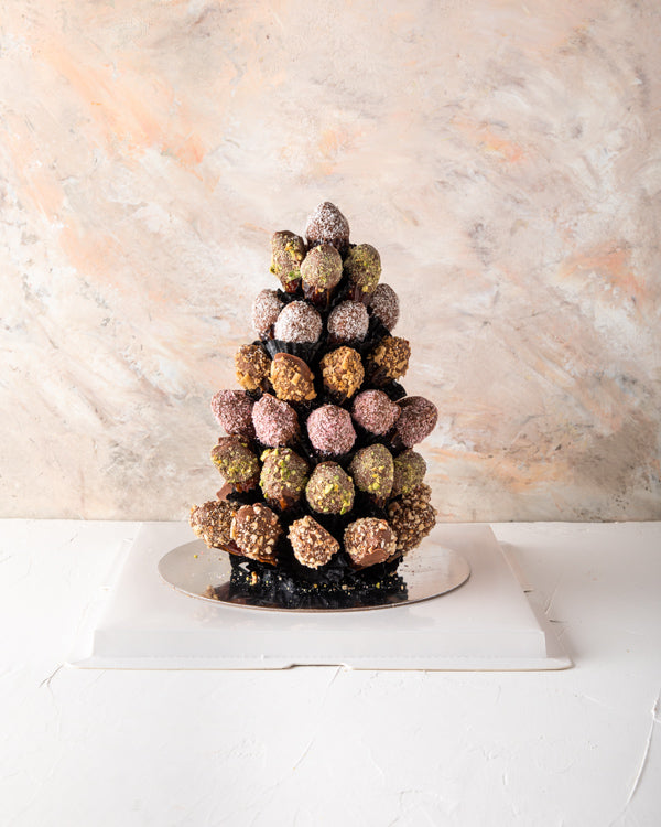 Assorted Chocolates Dates Arrangement by NJDSweetsYour Gift Contains: 47 chocolate covered dates in assorted flavors Almond Pistachio Coconut Lotus Box/Tray Size: LxBxH: 20x20x20cm HANDLING AND STORAGE Keep away from direct heat and sunlight Keep it refri