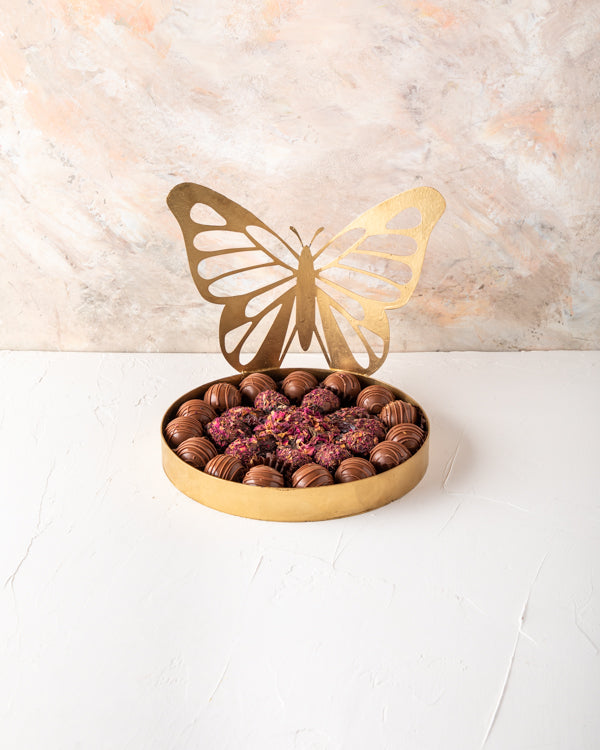 Ramadan Gift by NJDSweetsYour Gift Contains: Assorted Belgian chocolate truffles and Dates - Milk chocolate truffles: 14 pieces - Chocolate covered Rose flavors dates: 11 pieces Box/Tray Size: LxBxH: 20x20x18cm HANDLING AND STORAGE Keep away from direct h