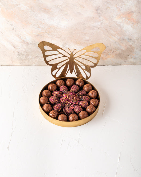 Ramadan Gift by NJDSweetsYour Gift Contains: Assorted Belgian chocolate truffles and Dates - Milk chocolate truffles: 14 pieces - Chocolate covered Rose flavors dates: 11 pieces Box/Tray Size: LxBxH: 20x20x18cm HANDLING AND STORAGE Keep away from direct h