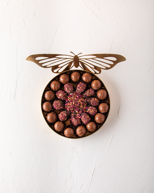 Ramadan Gift by NJDSweetsYour Gift Contains: Assorted Belgian chocolate truffles and Dates - Milk chocolate truffles: 14 pieces - Chocolate covered Rose flavors dates: 11 pieces Box/Tray Size: LxBxH: 20x20x18cm HANDLING AND STORAGE Keep away from direct h