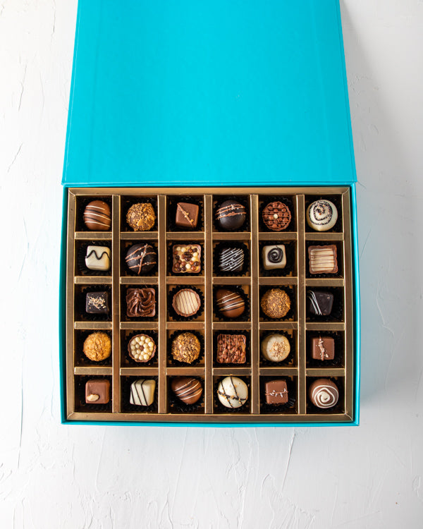 Assorted Chocolates by NJD 30pcsSweetsYour Gift Contains: 30 pieces assorted chocolates in Milk, Dark and White chocolate - Ganache - Pralines - Biscoff Box/Tray Size: LxBxH: 32x25x5cm HANDLING AND STORAGE Keep away from direct heat and sunlight Keep it r