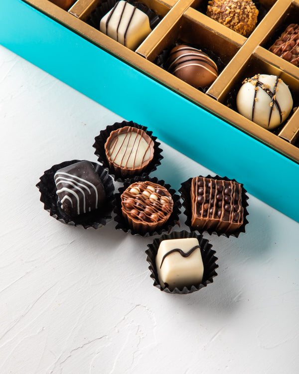 Assorted Chocolates by NJD 30pcsSweetsYour Gift Contains: 30 pieces assorted chocolates in Milk, Dark and White chocolate - Ganache - Pralines - Biscoff Box/Tray Size: LxBxH: 32x25x5cm HANDLING AND STORAGE Keep away from direct heat and sunlight Keep it r