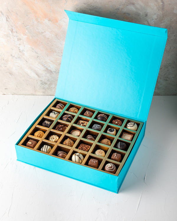 Assorted Chocolates by NJD 30pcsSweetsYour Gift Contains: 30 pieces assorted chocolates in Milk, Dark and White chocolate - Ganache - Pralines - Biscoff Box/Tray Size: LxBxH: 32x25x5cm HANDLING AND STORAGE Keep away from direct heat and sunlight Keep it r