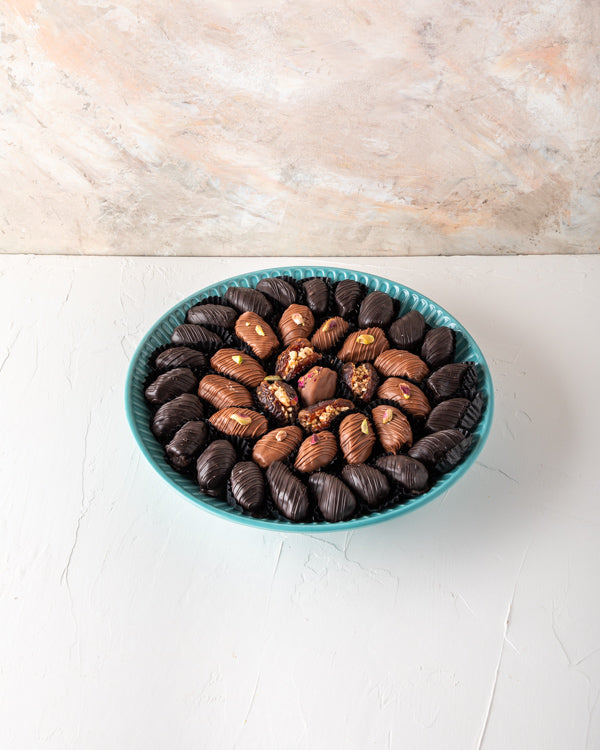Luxury Dates Collection by NJDNuts Dates & Dried FruitsYour Gift Contains: The stoneware collection decorated with 40 pieces large, organic dates Dark chocolate dates: 22 pieces Milk chocolate Dates: 13 pieces Stuffed Dates: 4 pieces Rose: 1 piece Box/Tra