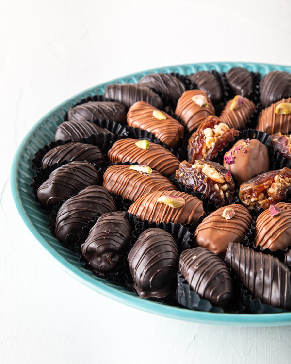 Luxury Dates Collection by NJDNuts Dates & Dried FruitsYour Gift Contains: The stoneware collection decorated with 40 pieces large, organic dates Dark chocolate dates: 22 pieces Milk chocolate Dates: 13 pieces Stuffed Dates: 4 pieces Rose: 1 piece Box/Tra