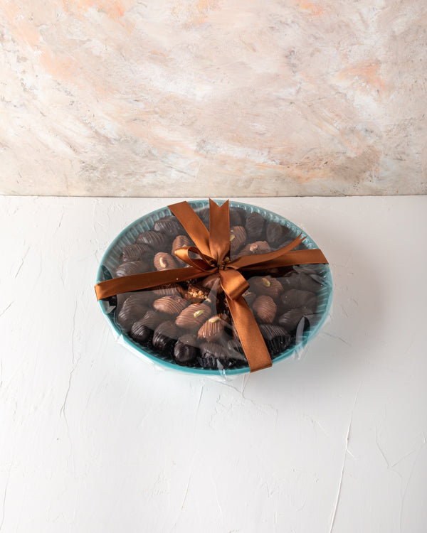 Luxury Dates Collection by NJDNuts Dates & Dried FruitsYour Gift Contains: The stoneware collection decorated with 40 pieces large, organic dates Dark chocolate dates: 22 pieces Milk chocolate Dates: 13 pieces Stuffed Dates: 4 pieces Rose: 1 piece Box/Tra