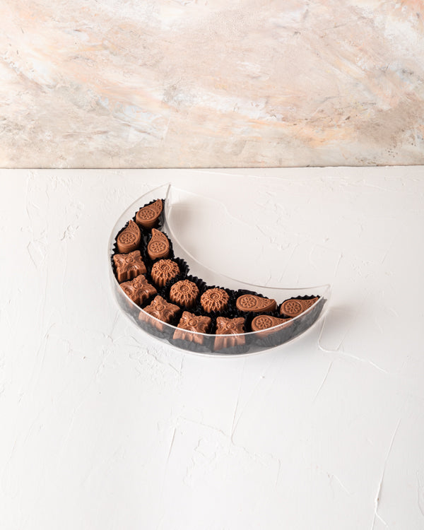 Crescent Chocolates Collection by NJDChocolate & ConfectioneryYour Gift Contains: Belgian milk assorted chocolates - 14 pieces Box/Tray Size: LxBxH: 7.5x20x5cm HANDLING AND STORAGE Keep away from direct heat and sunlight Keep it refrigerated Suitable for