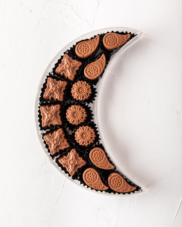 Crescent Chocolates Collection by NJDChocolate & ConfectioneryYour Gift Contains: Belgian milk assorted chocolates - 14 pieces Box/Tray Size: LxBxH: 7.5x20x5cm HANDLING AND STORAGE Keep away from direct heat and sunlight Keep it refrigerated Suitable for