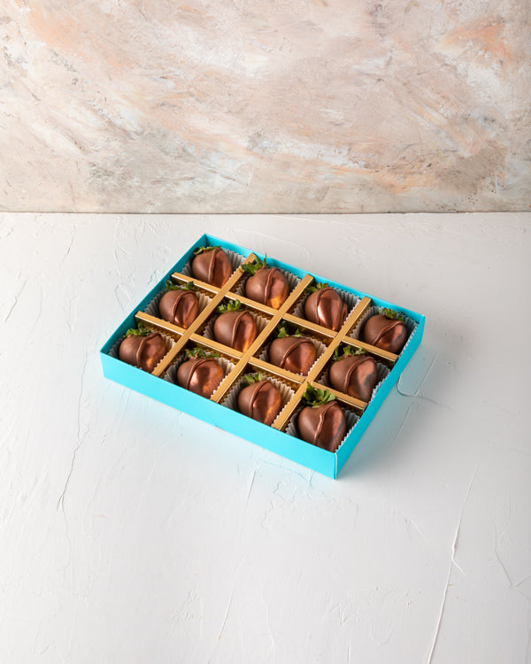 Rose Gold Berries by NJDSweetsSame-day delivery Your Gift Contains: 12 pieces chocolate covered, hand designed strawberries Box/Tray Size: LxBxH: 24x18x4cm HANDLING AND STORAGE Keep away from direct heat and sunlight Keep it refrigerated Suitable for vege
