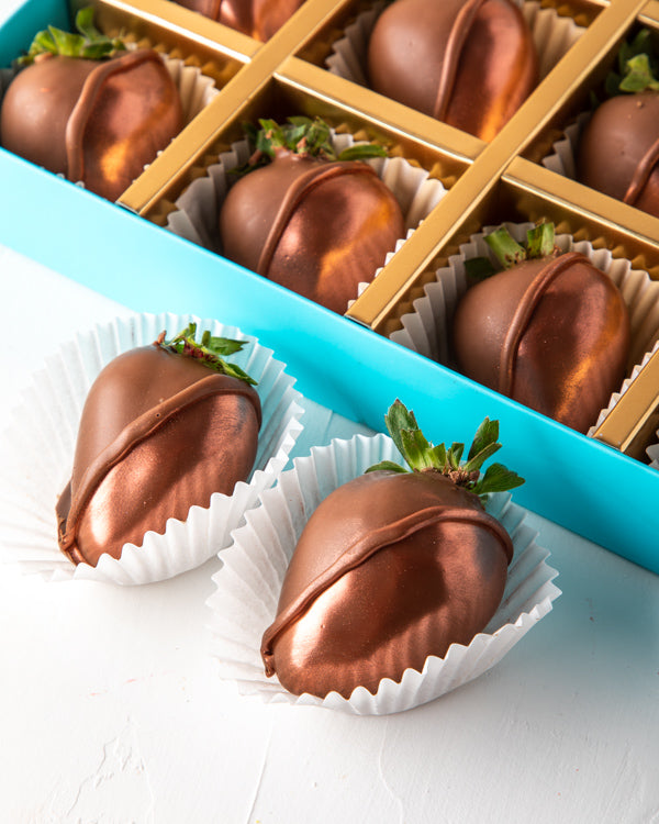 Rose Gold Berries by NJDSweetsSame-day delivery Your Gift Contains: 12 pieces chocolate covered, hand designed strawberries Box/Tray Size: LxBxH: 24x18x4cm HANDLING AND STORAGE Keep away from direct heat and sunlight Keep it refrigerated Suitable for vege