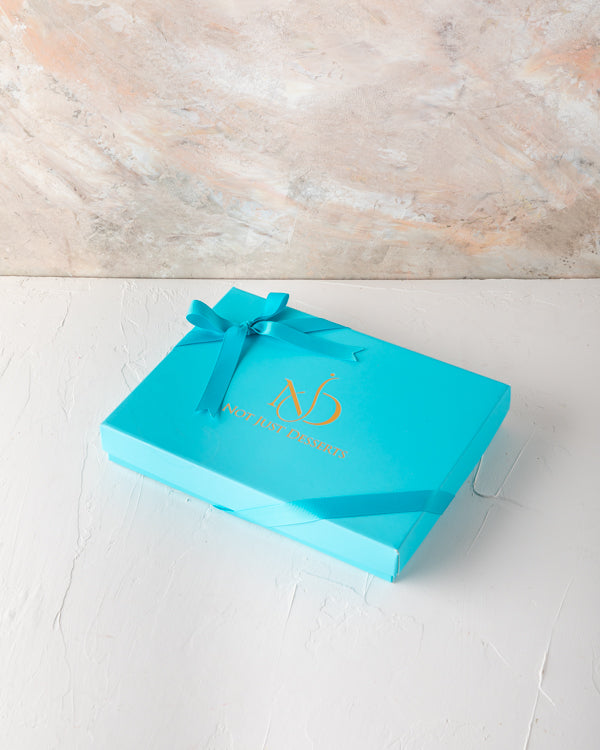 Rose Gold Berries by NJDSweetsSame-day delivery Your Gift Contains: 12 pieces chocolate covered, hand designed strawberries Box/Tray Size: LxBxH: 24x18x4cm HANDLING AND STORAGE Keep away from direct heat and sunlight Keep it refrigerated Suitable for vege