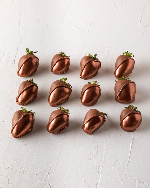Rose Gold Berries by NJDSweetsSame-day delivery Your Gift Contains: 12 pieces chocolate covered, hand designed strawberries Box/Tray Size: LxBxH: 24x18x4cm HANDLING AND STORAGE Keep away from direct heat and sunlight Keep it refrigerated Suitable for vege