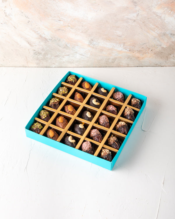 Assorted Dates Pack 25pcs by NJDNuts Dates & Dried FruitsYour gift Contains: 25pcs Chocolate dates covered with: - Pistachio: 5pcs - Cashew: 5pcs - Almond: 5pcs - Coconut: 5pcs - Roasted Nuts: 5pcs Box size: 24x24x4cm HANDLING AND STORAGE Keep away from d