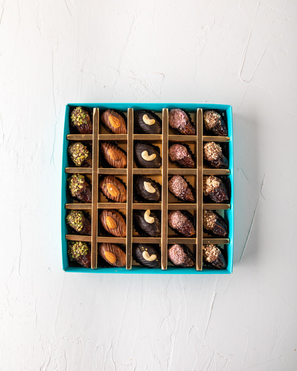 Assorted Dates Pack 25pcs by NJDNuts Dates & Dried FruitsYour gift Contains: 25pcs Chocolate dates covered with: - Pistachio: 5pcs - Cashew: 5pcs - Almond: 5pcs - Coconut: 5pcs - Roasted Nuts: 5pcs Box size: 24x24x4cm HANDLING AND STORAGE Keep away from d