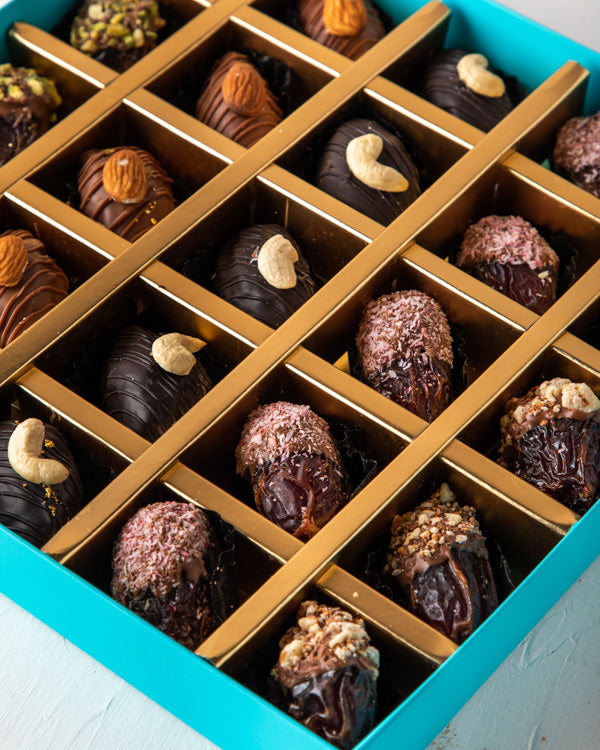 Assorted Dates Pack 25pcs by NJDNuts Dates & Dried FruitsYour gift Contains: 25pcs Chocolate dates covered with: - Pistachio: 5pcs - Cashew: 5pcs - Almond: 5pcs - Coconut: 5pcs - Roasted Nuts: 5pcs Box size: 24x24x4cm HANDLING AND STORAGE Keep away from d