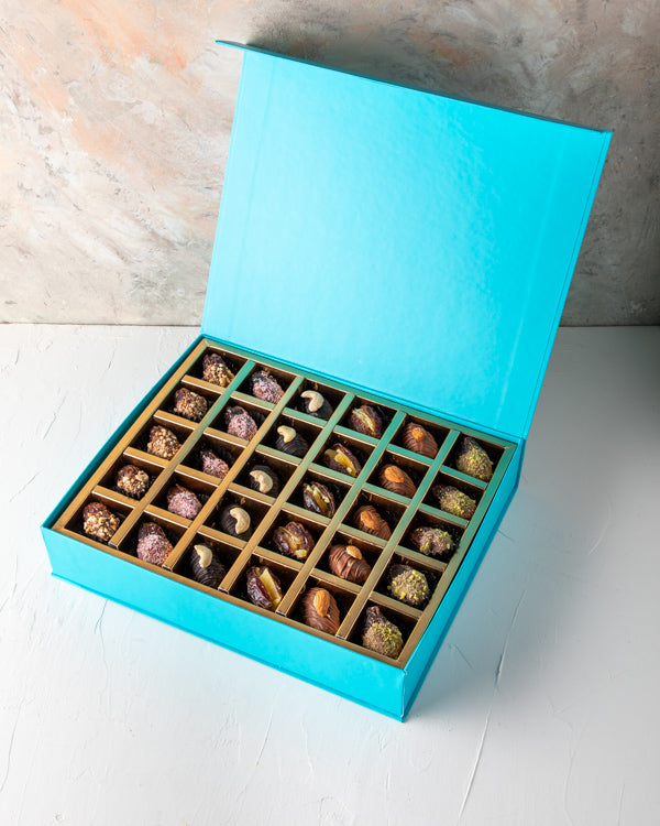 Assorted Dates 30pcs by NJDNuts Dates & Dried FruitsYour Gift Contains: 30 pieces large dates, semi covered in chocolate : Caramelized Almond : 6pcs : Coconut flavors: 6pcs : Cashew flavors: 6pcs : Mango flavors: 6pcs : Almonds flavors: 6pcs : Pistachio f