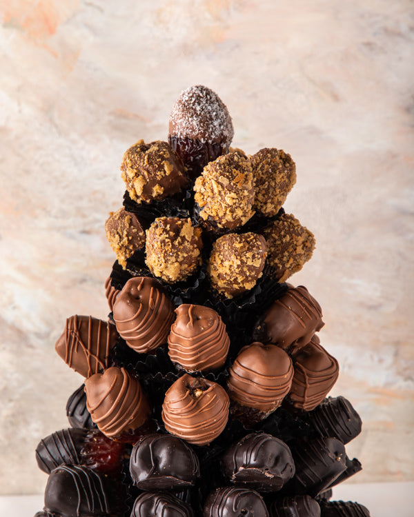Dates Arrangement by NJDNuts Dates & Dried FruitsYour Gift Contains: 47 chocolate covered dates in assorted flavors Milk chocolate Dark Chocolate Lotus Flavor Coconut flavors Box/Tray Size: LxBxH: 20x20x20cm HANDLING AND STORAGE Keep away from direct heat