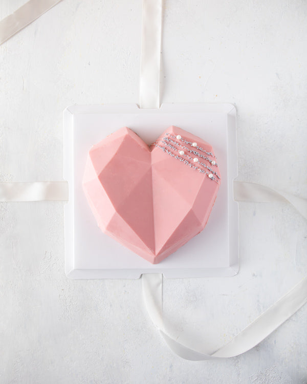 3D Diamond HeartChocolate & ConfectionerySame-day delivery Your Gift Contains: 12 pieces chocolate covered, hand designed strawberries Box/Tray Size: LxBxH: 24x18x4cm HANDLING AND STORAGE Keep away from direct heat and sunlight Keep it refrigerated Suitab