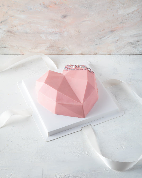 3D Diamond HeartChocolate & ConfectionerySame-day delivery Your Gift Contains: 12 pieces chocolate covered, hand designed strawberries Box/Tray Size: LxBxH: 24x18x4cm HANDLING AND STORAGE Keep away from direct heat and sunlight Keep it refrigerated Suitab