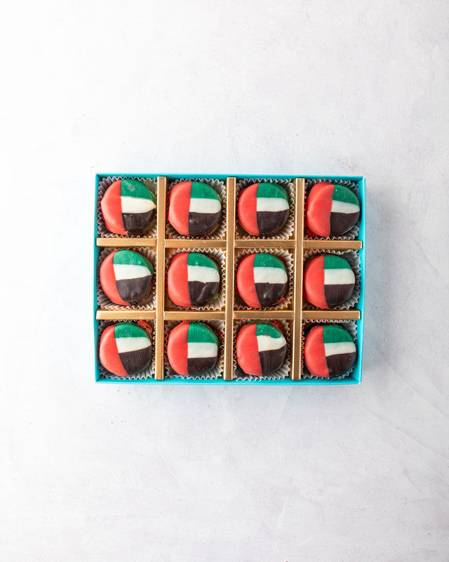 UAE National Day OreosSnacksYOUR GIFT CONTAINS Content: 12pcs Chocolate Covered Oreos Flavors: Oreo Cookies and Milk Chocolate Box dimensions: Wide: 24 cm Height: 5cm HANDLING AND STORAGE Keep away from direct heat and sunlight All our products are made t