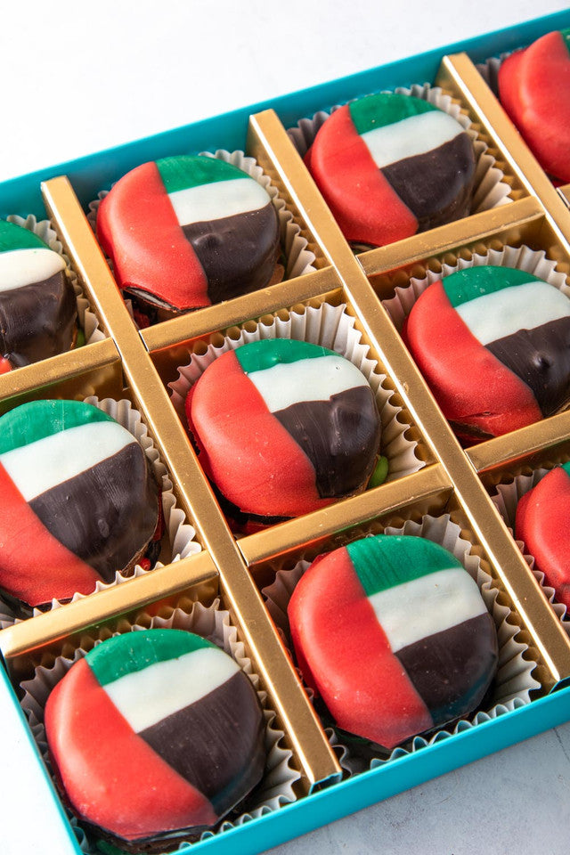 UAE National Day OreosSnacksYOUR GIFT CONTAINS Content: 12pcs Chocolate Covered Oreos Flavors: Oreo Cookies and Milk Chocolate Box dimensions: Wide: 24 cm Height: 5cm HANDLING AND STORAGE Keep away from direct heat and sunlight All our products are made t