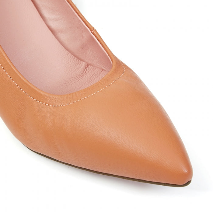 Diana Heel 2 Inc Latte brownFootwearThe pointed heels which is 2 inches tall. This pointed design is perfect for good looking feet. We guarantee the softness because it made from lambskin. You can wear it all day long. Let the Diana add some chic to your